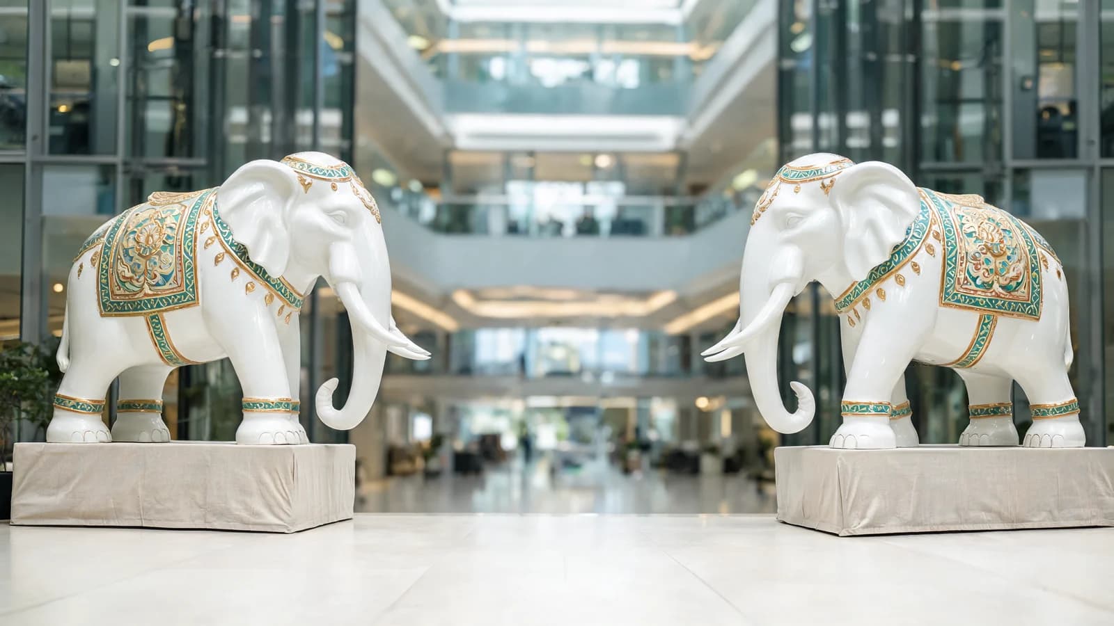 Freestanding Décor Figures